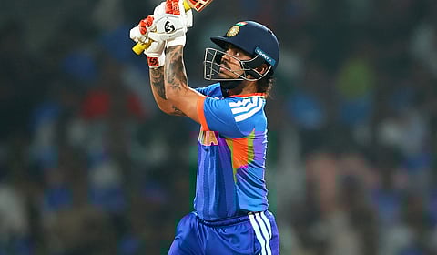 இஷான் கிஷன் சிக்​ஸர் மழை - பயிற்சி ஆட்​டத்​தில் இந்தியா 240 ரன் குவிப்பு!