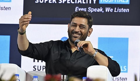 எது உண்மையான கிரிக்கெட் வர்ணனை? - தோனியின் ‘ஹெலிகாப்டர் ஷாட்’ பதில்!