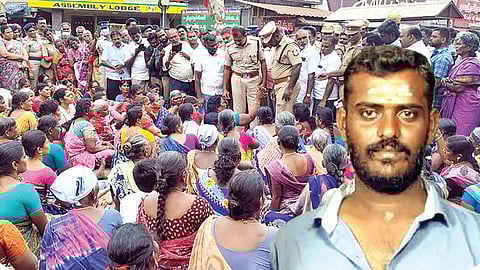 ஜோதி முருகனை கொலை செய்தவர்களை கைது செய்ய வலியுறுத்தி சங்கரன்கோவில் பேருந்து நிலையம் அருகே அவரது உறவினர்கள் மறியலில் ஈடுபட்டனர். (உள்படம்) ஜோதிமுருகன்