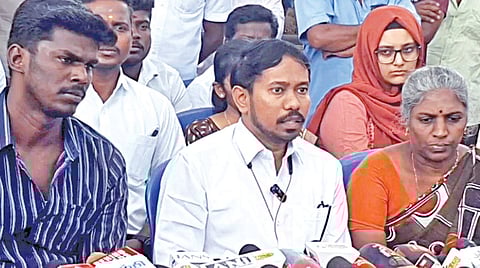 மடப்புரத்தில் செய்தியாளர்களுக்குப் பேட்டியளித்த அஜித்குமாரின் தாயார் மாலதி,  வழக்கறிஞர் கணேஷ்குமார் உள்ளிட்டோர்.