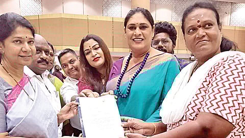 கனிமொழியிடம் திமுக தேர்தல் அறிக்கைக்கான கோரிக்கைகள் அடங்கிய மனுவை பல்வேறு அமைப்புகளைச் சேர்ந்தவர்கள் வழங்கினர். 