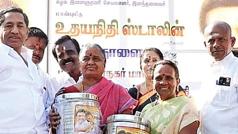 வடக்கு தொகுதி எம்எல்ஏ-வும் திமுக மாநகரச் செயலாளருமான தளபதி பொதுமக்களுக்கு நலத்திட்ட உதவிகளை வழங்கினார்.