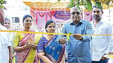 ஸ்ரீமாதங்கி டெக்ஸ்டைல்ஸ் நிறுவனத்தின் சமூகப் பொறுப்பு திட்டத்தின்கீழ் ராணிப்பேட்டை மாவட்டம் நெமிலி பேரூராட்சி அரசு மகளிர் மேல்நிலைப் பள்ளியில் கட்டப்பட்டுள்ள 3 வகுப்பறைகள் கொண்ட கட்டிடத்தை அந்நிறுவனத்தின் நிறுவனத் தலைவர் கடிகாசலம் திறந்துவைத்தார்.