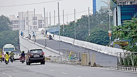 மத்திய கைலாஷ் சாலை சந்திப்பில் அமைக்கப்பட்டுள்ள ‘எல்’ வடிவ மேம்பாலத்தின் இறுதிக் கட்ட பணிகள் மும்முரமாக நடைபெற்று வருகின்றன. | படம்: ம.பிரபு |