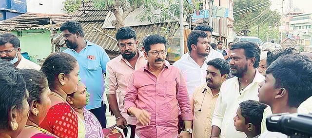 <div class="paragraphs"><p>வடக்கு தொகுதியில் மக்களைச் சந்தித்து வரும் அதிமுக மருத்துவர் அணி  இணைச் செயலாளர் டாக்டர் சரவணன்.</p></div>