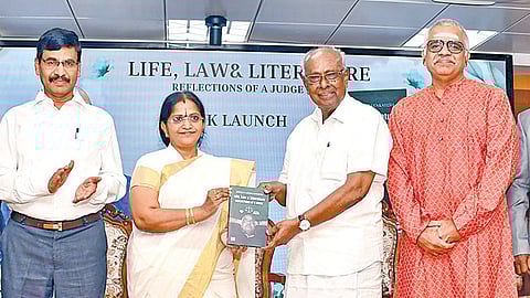 மதுரையில் நேற்று உயர் நீதிமன்ற நீதிபதி என்.ஆனந்த் வெங்கடேஷ் எழுதிய ‘நீதிபதி பார்வைகள்: வாழ்க்கை, சட்டம் மற்றும் இலக்கியம்’  என்ற நூலை உயர் நீதிமன்ற நீதிபதிஎல்.விக்டோரியா கௌரி வெளியிட, பட்டிமன்ற நடுவர் சாலமன் பாப்பையா பெற்றுக்கொண்டார். உடன், தமிழக அரசின் முன்னாள் தலைமைச் செயலர் வெ.இறையன்பு  படம்: எஸ்.கிருஷ்ணமூர்த்தி