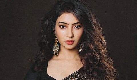 சில்லுனு ஒரு பார்வை... நடிகை சாரா அர்ஜுன் க்ளிக்ஸ்!