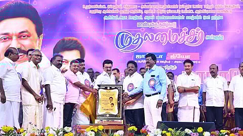 ஜாக்​டோ-ஜியோ கூட்​டமைப்பு சார்​பில் சென்​னை​யில் நேற்று நடை​பெற்ற நன்றி தெரிவிக்​கும் மாநாட்டில் முதல்வர் ஸ்டாலினுக்கு நிர்வாகிகள் சார்பில் நினைவுப் பரிசு வழங்கப்பட்டது.