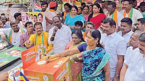 பாஜக சார்பில் தேர்தல் அறிக்கை தயார் செய்வதற்காக தென்சென்னை மக்களிடம் கருத்து கேட்கும் நிகழ்வை தமிழிசை சவுந்தரராஜன் நேற்று தொடங்கி வைத்தார். பொதுமக்கள் தங்கள் கருத்துக்களை மனுவாக அதற்கான பெட்டியில் போட்டனர்.