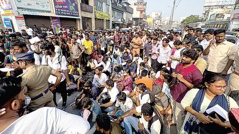 குரூப்-2, 2ஏ மெயின் தேர்வு கடைசி நேரத்தில் ரத்து செய்யப்பட்டதால், சென்னை அரும்பாக்கம் டி.ஜி.வைஷ்ணவா கல்லூரி சாலையில் மறியல் போராட்டத்தில் ஈடுபட்ட தேர்வர்கள்.