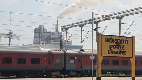 எண்ணூர் அருகே பாதி வழியில் நிறுத்தப்பட்ட மின்​ ரயில்