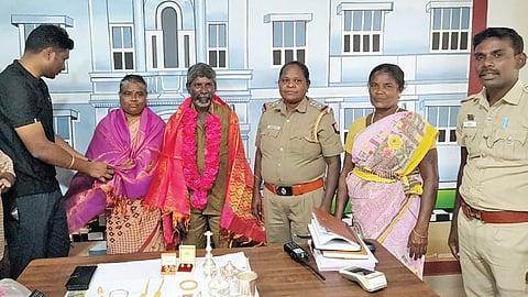 திருவாரூரில் சாலையில் கிடந்த 20 பவுன் நகைகள், வெள்ளிப் பொருட்களை ஒப்படைத்த தூய்மைப் பணியாளர் துரைக்கு பொன்னாடை போர்த்தி பாராட்டிய போலீஸார்.