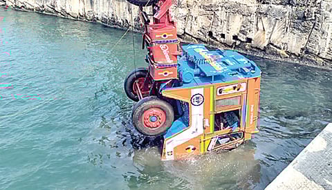 மீட்கப்பட்ட கன்டெய்னர் லாரி.