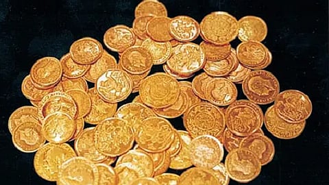 துபாயில் இந்தியப் பெண் தவறுதலாக குப்பையில் போட்ட ரூ.12 லட்சம் தங்கத்தை மீட்டுக் கொடுத்த போலீஸார்