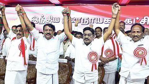 கடலூர் அருகே நடைபெற்ற இந்திய ஜனநாயக கட்சியின் மாநில மாநாட்டில் கட்சி நிறுவனர் பாரிவேந்தர், தலைவர் ரவி பச்சமுத்து, தமிழக பாஜக தலைவர் நயினார் நாகேந்திரன், கள்ளக்குறிச்சி மாவட்ட அதிமுக செயலாளர் குமரகுரு (இடது ஓரம்), எம்எல்ஏ அருண்மொழித்தேவன். படம்: எம்.சாம்ராஜ்