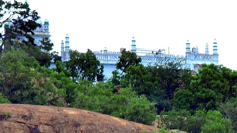 திருப்பரங்குன்றம் மலை மீது உள்ள தர்கா