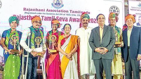 ராஜஸ்தானி அசோசியேஷன் தமிழ்நாடு சார்பில், தமிழ்நாடு டாக்டர் எம்ஜிஆர் மருத்துவ பல்கலைக்கழக முன்னாள் துணைவேந்தர் சுதா சேஷய்யன், மேற்கு மாம்பலம் பொது சுகாதார மையத் தலைவர் சுவாமிநாதன், மயிலாப்பூர் கபாலீஸ்வரர் கோயில் தலைமை ஓதுவார் பி.சற்குருநாதன், பயிர் அறக்கட்டளையின் தலைவர் வி.ஆராயி, வழக்கறிஞர் கே.ஆர்.ராஜாஆகியோருக்கு ‘ராஜஸ்தானி - தமிழ் சேவா’ விருதுகளை உச்ச நீதிமன்ற நீதிபதி ஆர்.மகாதேவன் வழங்கினார். ‘இந்து’ என்.ரவி, ராஜஸ்தானி அசோசியேஷன் தமிழ்நாடு தலைவர் நரேந்திர ஸ்ரீஸ்ரீமால், பொதுச் செயலாளர் தினேஷ் போத்தாரி உள்ளிட்டோர் உடனிருந்தனர்.