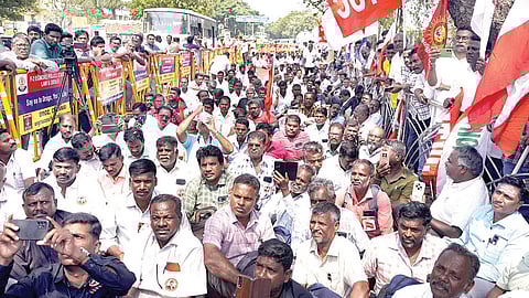 பணி நிரந்தரம், காலமுறை ஊதியம் உள்ளிட்ட பல்வேறு கோரிக்கைகளை வலியுறுத்தி தமிழ்நாடு டாஸ்மாக் விற்பனையாளர்கள் நல சங்கம் சார்பில் சென்னை எழும்பூரில் நேற்று 9-ம் நாளாக ஆர்ப்பாட்டம் நடைபெற்றது. | படம்: எல்.சீனிவாசன் |