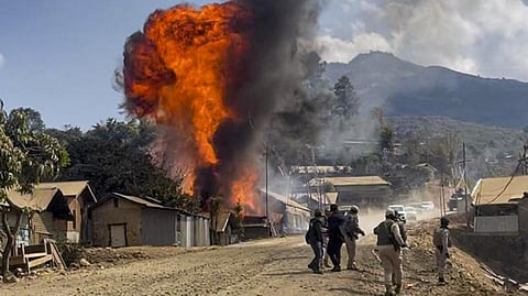 மணிப்பூரில் மீண்டும் கலவரம்: வீடுகளுக்கு தீ வைப்பு