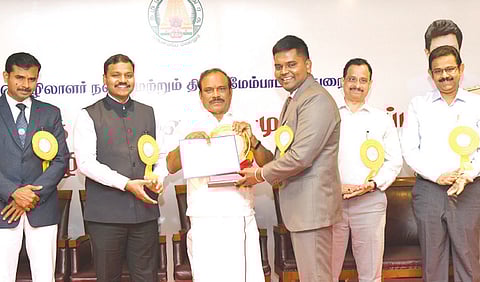 கொத்தடிமை தொழிலாளர் முறை ஒழிப்பு தின நிகழ்ச்சி சென்னை தி.நகரில் நேற்று நடைபெற்றது. இதில் தொழிலாளர் நலன் மற்றும் திறன் மேம்பாட்டுத் துறை அமைச்சர் சி.வி.கணேசன் கலந்துகொண்டு, கொத்தடிமை தொழிலாளர் மீட்பு பணியில் சிறப்பாகப் பணிபுரிந்த கடலூர் மாவட்டம் சிதம்பரம் சார் ஆட்சியர் கிஷன் குமாருக்கு கேடயம் மற்றும் பாராட்டுச் சான்றிதழ் வழங்கினார். 