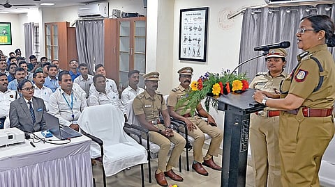 தனியார் காவலர்களுக்கு தீ பாதுகாப்பு குறித்த விழிப்புணர்வு பயிற்சியை சென்னை அசோக் நகரில் உள்ள தீயணைப்பு நிலையத்தில் தீயணைப்பு மற்றும் மீட்பு பணிகள் துறை இயக்குநரும், டிஜிபி-யுமான சீமா அகர்வால் தொடங்கி வைத்தார். இணை இயக்குநர் சத்யநாராயணன், மாவட்ட அலுவலர் ஆர்னிஷா பிரியதர்ஷினி உள்பட பலர் கலந்து கொண்டனர். | படம்: ம.பிரபு |