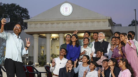 மாணவர்கள் தங்கள் ஆற்றலை வளர்க்க ஏஐ தொழில்நுட்பத்தை பயன்படுத்த வேண்டும்: பிரதமர் மோடி அறிவுரை