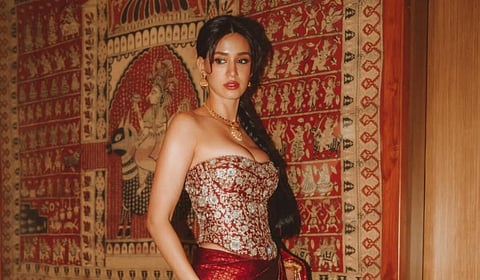 க்ளாஸ் லுக்கில் நடிகை திஷா பதானி க்ளிக்ஸ்!