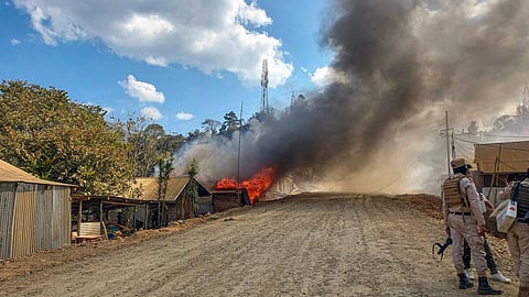 மணிப்பூரில் 50 வீடுகள் எரிப்பு -  இணைய சேவை துண்டிப்பு