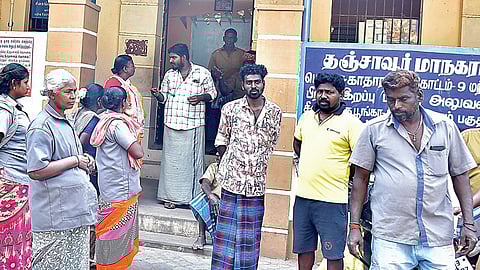தஞ்சாவூர் சிவகங்கை பூங்காவில் உள்ள 14-வது கோட்ட அலுவலகத்தில் நேற்று காலை உணவு தரமில்லை என்று கூறி, உணவைத் திருப்பி அனுப்பிய தூய்மைப் பணியாளர்கள்.