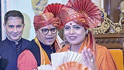 மும்பை மேயர் ரிது தாவ்டே, துணை மேயர் சஞ்சய் சங்கர் காதி ஆகியோர் மும்பை மாநகராட்சி தலைமை அலுவலகத்தில் நேற்று பதவியேற்றனர். படம்: இமானுவேல் யோகினி