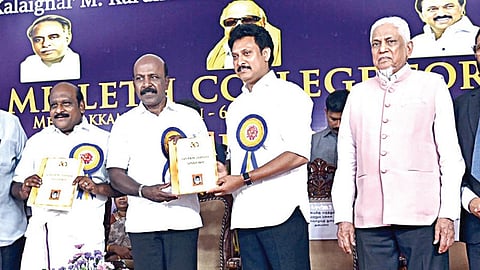 காயிதே மில்லத் கல்லூரி பொன்விழா கொண்டாட்ட நிறைவு விழாவில் கல்லூரி பொன்விழா மலரை அமைச்சர்கள் மா.சுப்பிரமணியன், கோவி.செழியன், அன்பில் மகேஸ் பொய்யாமொழி ஆகியோர் வெளியிட்டனர். உடன், கல்லூரி தாளாளர் தாவூத் மியாகான், ராயல் கிங்ஸ் குழும தலைவர் சிராஜுதீன் உள்ளிட்டோர். | படம்: எம்.முத்துகணேஷ் |