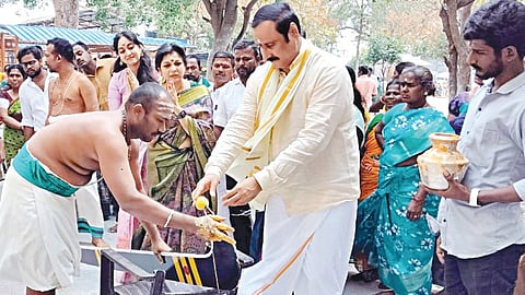 மதுரை அழகர்கோவில் பதினெட்டாம்படி கருப்பணசாமி கோயிலில் அரிவாள் காணிக்கை செலுத்திய அன்புமணி. 