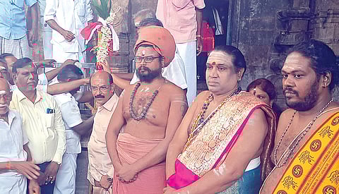 திருநள்ளாறு கோயிலில் மார்ச் 6-ல் நடைபெறவுள்ள சனிப் பெயர்ச்சி விழாவுக்காக நேற்று நடைபெற்ற பந்தல்கால் முகூர்த்த விழாவில் பங்கேற்றோர். | படம்: வீ.தமிழன்பன் |