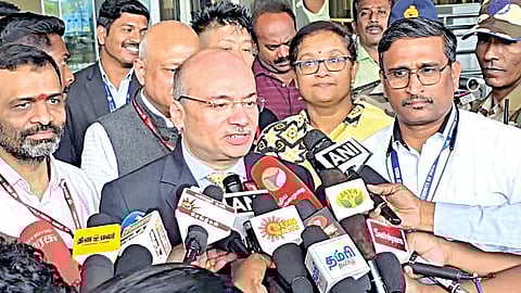 இந்திய தேர்தல் ஆணையத்தின் துணை ஆணையர் மணீஷ் கார்க் நேற்று சென்னை விமான நிலையத்தில் பேட்டி அளித்தார்.  அருகில் தமிழக தலைமை தேர்தல் அதிகாரி அர்ச்சனா பட்நாயக்.