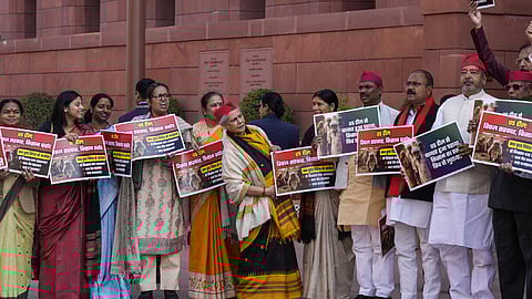 நாடாளுமன்ற வளாகத்தில் ஆர்ப்பாட்டத்தில் ஈடுபட்ட எம்பிக்கள்