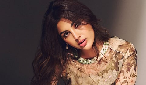 சாய்ந்து சாய்ந்து... நடிகை சம்யுக்தா ஸ்பெஷல் க்ளிக்ஸ்!