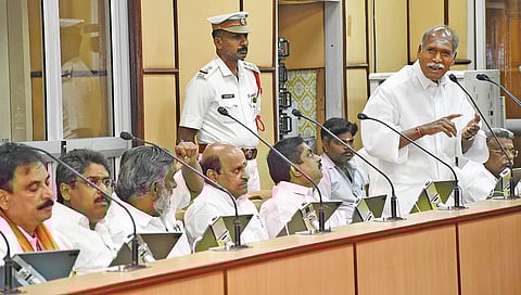 சட்டப்பேரவையில் இடைக்கால பட்ஜெட்டை தாக்கல் செய்து பேசிய முதல்வர் ரங்கசாமி. | படம்: எம்.சாம்ராஜ் |