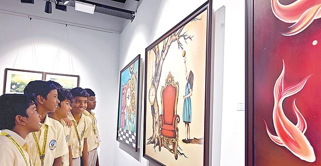 <div class="paragraphs"><p>கண்காட்சியில் ஓவியங்களை ஆர்வத்துடன் பார்வையிடும் பொதுமக்கள், பள்ளி மாணவர்கள். | படங்கள்: எஸ்.சத்தியசீலன் |</p></div>