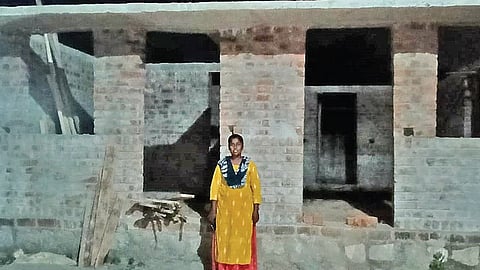 புதுக்கோட்டை மாவட்டம் ரெங்கம்மாள் சத்திரத்தில் கட்டுமானப் பணி பாதியில் நிறுத்தப்பட்ட வீடு.