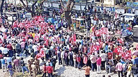 மத்திய அரசின் மக்கள் விரோத சட்டங்களை திரும்ப பெற வலியுறுத்தி காஞ்சிபுரத்தில் ரயில் மறியலில் ஈடுபட்ட தொழிற்சங்கத்தினர். 