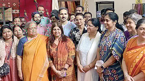 சென்னை வள்ளுவர் கோட்டத்தில் உள்ள அன்னை தெரசா மகளிர் வளாகத்தில் நேற்று தொடங்கப்பட்ட கைவினை சந்தையில், இந்திய கைவினை கவுன்சில் சார்பில் அரங்கம் அமைத்துள்ள பல்வேறு மாநில கலைஞர்களுடன், கவுன்சில் தலைவர் விசாலாட்சி ராமசுவாமி உள்ளிட்டோர்.