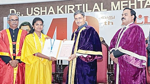 கோவை பாரதியார் பல்கலை.யில் நேற்று நடைபெற்ற பட்டமளிப்பு விழாவில் மாணவிக்கு பட்டம் வழங்கினார் ஆளுநர் ஆர்.என்.ரவி. உடன்,  ஹோமிபாபா தேசிய கல்வி நிறுவன துணைவேந்தர் காமாட்சி முதலி, உயர்கல்​வி துறைச் செயலர் பொ.சங்​கர் உள்ளிட்டோர். 