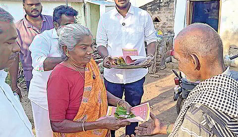 வீடு, வீடாகச் சென்று வெற்றிலை, பாக்குடன் அழைப்பு விடுக்கும் அன்னம்மாள்.