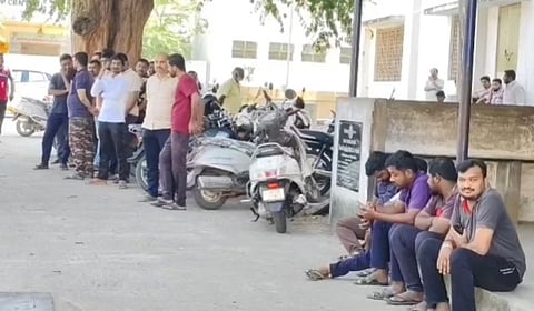 சேலம்: தவெக கூட்டத்தில் உயிரிழந்த இளைஞரின் உடலை வாங்க உறவினர்கள் மறுப்பு