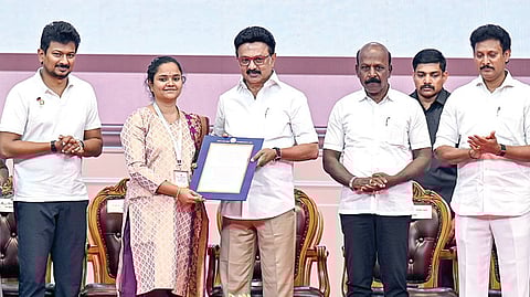 சென்னை நேரு உள்விளையாட்டு அரங்கில் நேற்று நடைபெற்ற  நிகழ்ச்சியில், டிஎன்பிஎஸ்சி, டிஆர்பி, எம்ஆர்பி மூலம் அரசு பணிகளுக்குத் தேர்வு செய்யப்பட்டவர்களுக்கு பணி நியமன ஆணைகளை முதல்வர் மு.க.ஸ்டாலின் வழங்கினார். உடன் துணை முதல்வர் உதயநிதி ஸ்டாலின், அமைச்சர்கள் மா.சுப்பிரமணியன், என்.கயல்விழி செல்வராஜ், அன்பில் மகேஸ், தலைமைச் செயலர் நா.முருகானந்தம் உள்ளிட்டோர். | படம்: எஸ்.சத்தியசீலன் |