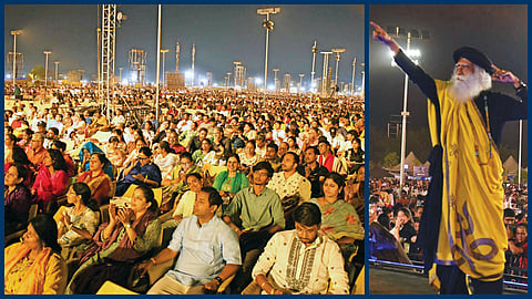 கோவை ஈஷா வளாகத்தில் நேற்று நடைபெற்ற மகா சிவராத்திரி விழாவில், ‘ரேம்ப்’-ல் வந்து நடனமாடிய ஈஷா நிறுவனர் சத்குரு. (அடுத்த படம்) விழாவில் பங்கேற்ற பக்தர்களில் ஒரு பகுதியினர். | படங்கள்: ஜெ.மனோகரன் |