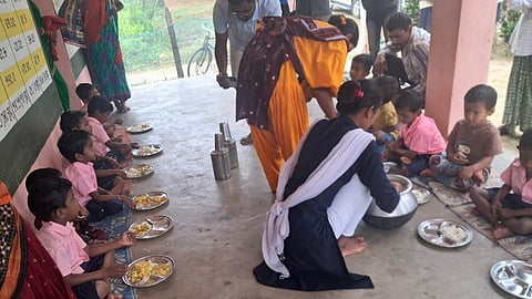 ஒடிசாவில் மீண்டும் அங்கன்வாடிக்கு திரும்பிய குழந்தைகள்: தலித் சமையலர் தயாரித்த உணவை உண்டனர்