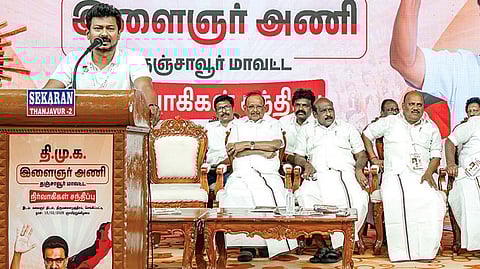 தஞ்சாவூர் மாவட்டம் செங்கிப்பட்டியில் நேற்று நடைபெற்ற திமுக  இளைஞரணி கூட்டத்தில் பேசிய துணை முதல்வர் உதயநிதி ஸ்டாலின். உடன்  அமைச்சர்கள் கோவி.செழியன், அன்பில் மகேஸ் பொய்யாமொழி, ரகுபதி, எம்.பி. ச.முரசொலி உள்ளிட்டோர்.படம்: ஆர்.வெங்கடேஷ்