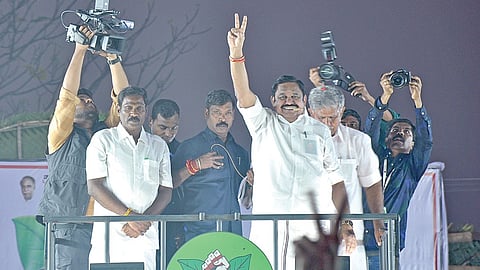 ஈரோடு மாவட்டம் சத்தியமங்கலம் அருகே அரியப்பம்பாளையத்தில் நேற்று இரவு நடைபெற்ற அதிமுக கூட்டத்தில் பிரச்சாரம் செய்த அதிமுக பொதுச்செயலாளர் பழனிசாமி.