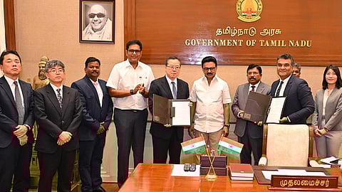 திருவள்ளூர் மாவட்டத்தில் செமிகண்டக்டர் தொடர்பான உற்பத்தி ஆலை அமைக்க முதல்வர் ஸ்டாலின் முன்னிலையில் ஜப்பானின் மினிபியா மிட்சுமி நிறுவனத்துடன் நேற்று புரிந்துணர்வு ஒப்பந்தம் கையெழுத்தானது. உடன் தொழில், வர்த்தகத் துறை அமைச்சர் டிஆர்பி. ராஜா, தலைமைச் செயலர் நா.முருகானந்தம், தொழில் துறை செயலர் அருண்ராய், வழிகாட்டி நிறுவனத்தின் நிர்வாக இயக்குநர் தாரேஸ் அகமது, மினிபியா நிறுவனத்தின் நிர்வாகிகள், அதிகாரிகள்.